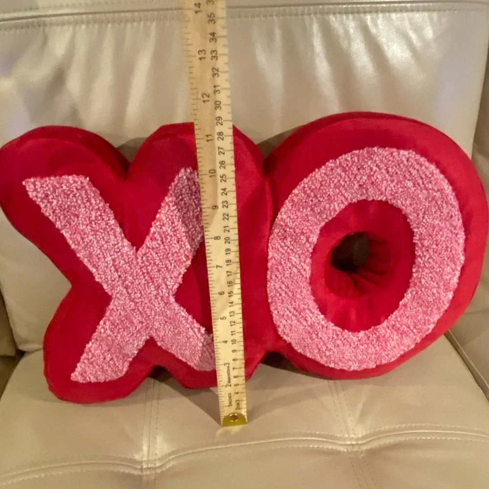 Target Bullseye Valentine’s Day XO Pillow Red & Pink NWT